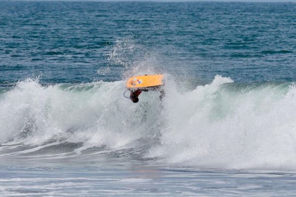 Panameño Edwin Núñez enel torneo regional de surf. Foto:Cortesía