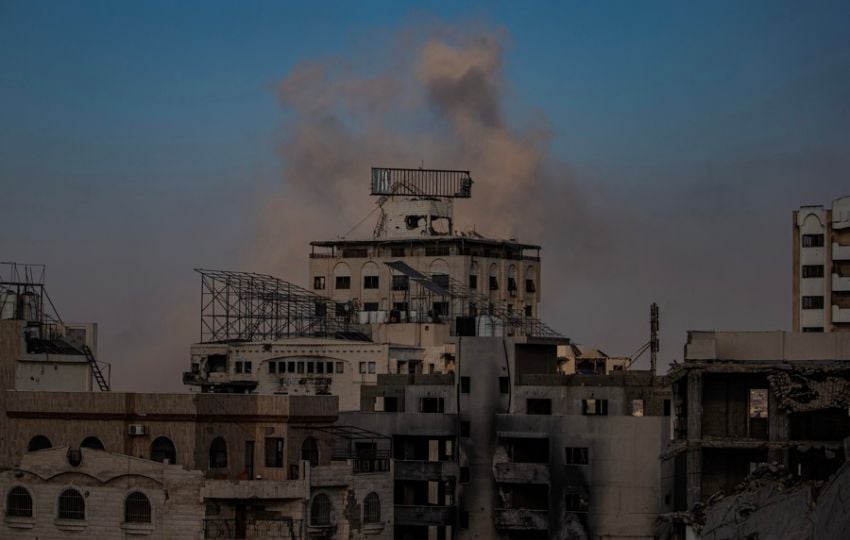 El humo se eleva al cielo gazatí tras un bombardeo de Israel. Foto: EFE