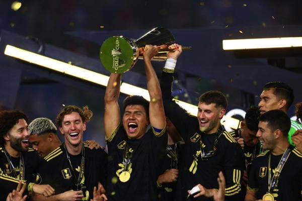  Jesús Gallardo de México (cent.) levanta el trofeo de la Copa Oro 2025. Foto: EFE