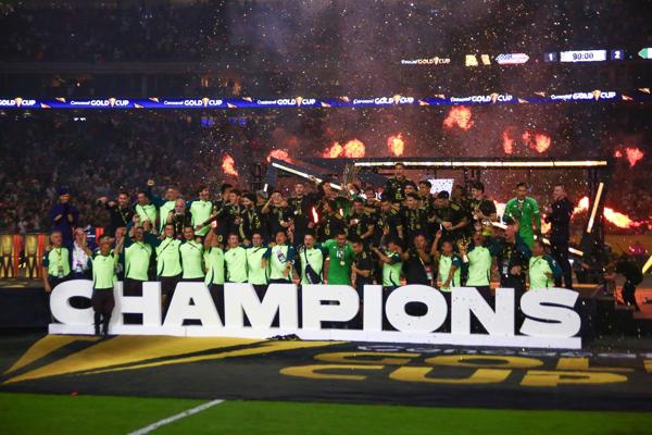 Equipo de México festeja el título de la Copa Oro 2025. Foto: EFE