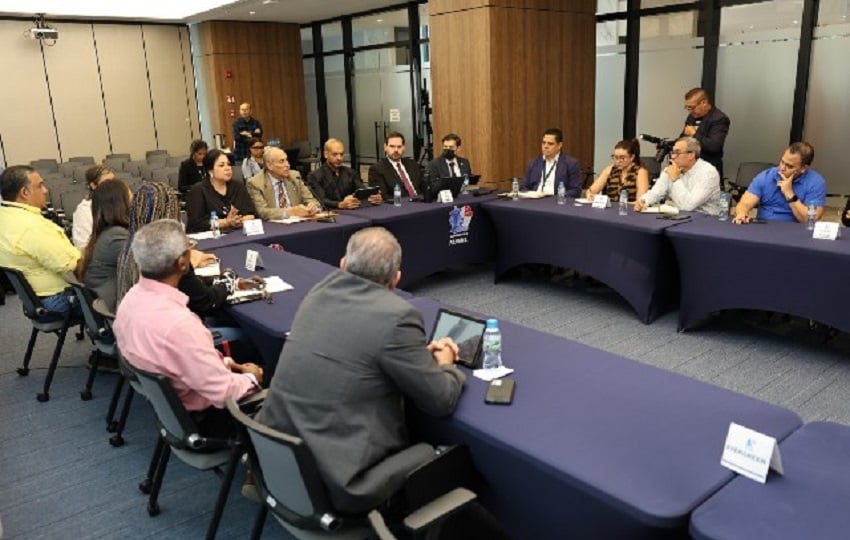 El encuentro contó con la participación de altos funcionarios de la Autoridad Nacional de Aduanas y directivos de la Autoridad Marítima de Panamá. Foto. Cortesía