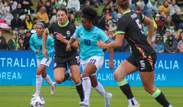 La panameña Marta Cox (10), conduce el balón ante la marca de dos jugadoras australianas y la mirada de Ericka Araúz (7). Foto: FPF