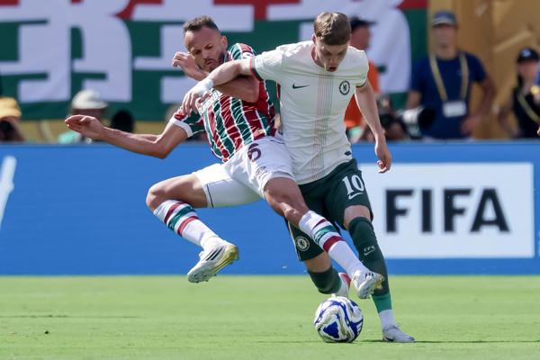 René del Fluminense (izq.) disputa el balón contra el Cole Palmer del Chelsea. Foto: EFE