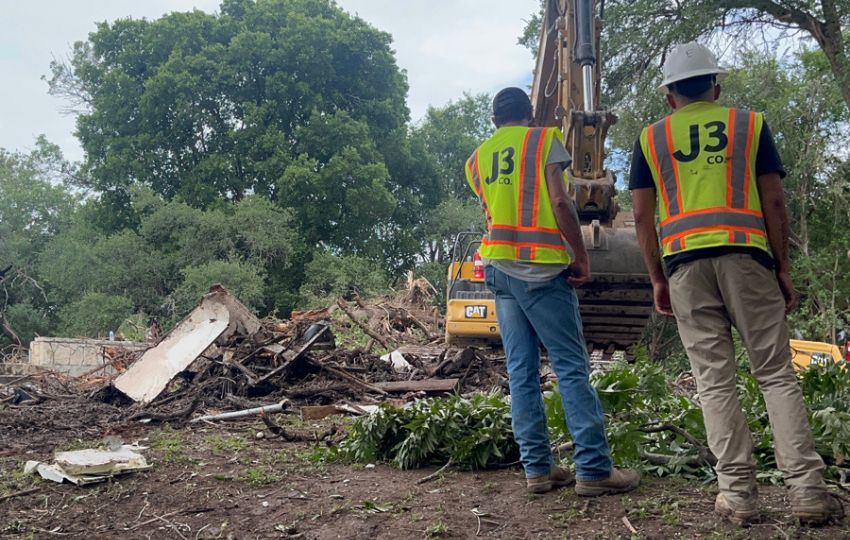 Personas trabajan en una zona afectada por las inundaciones este lunes, en Kerrville, Texas. Foto: EFE