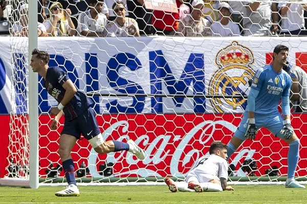 Fabián Ruiz (izq.), del PSG, anota un gol, en un partido del Mundial de Clubes ante el Real Madrid. Foto:EFE