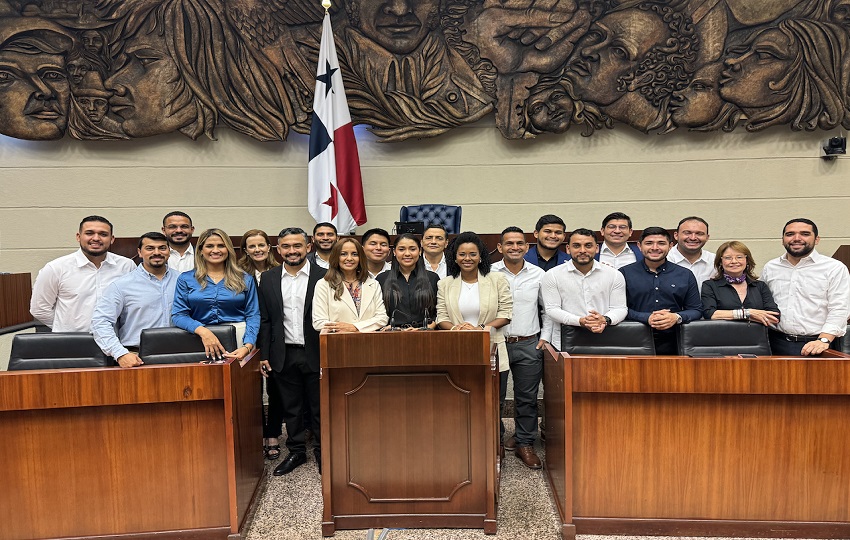 Miembros de la bancada independiente Vamos junto al diputado Betserai Richards. Foto: Cortesía