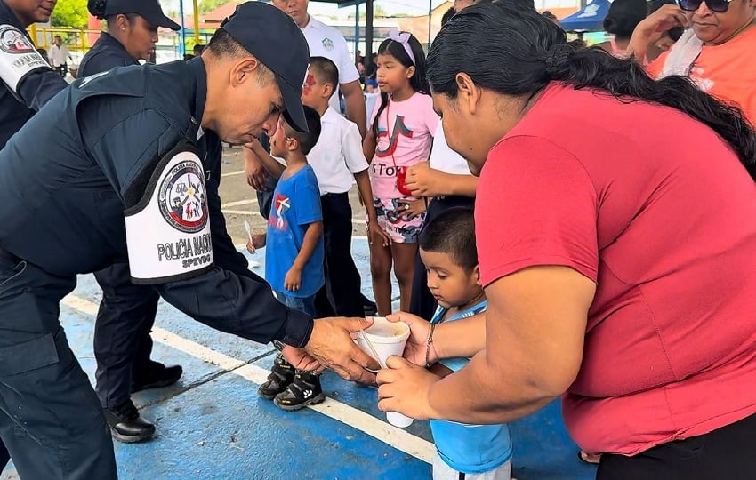 Los participantes de las diversas actividades también degustaron los alimentos de "La Olla Popular.". Foto. Cortesía. Policía Nacional