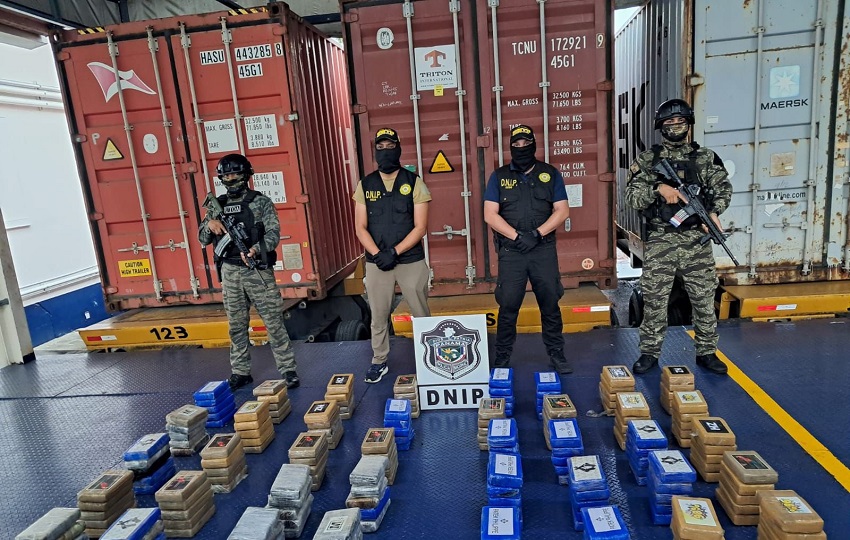 En un puerto del Pacífico se ejecutó una diligencia de allanamiento y registro a un contenedor, donde se encontraron aproximadamente 200 paquetes. Foto. Cortesía. PGN