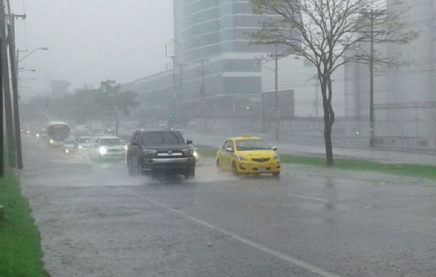 Tome medidas al manejar con la vía mojada.  Foto: Cortesía