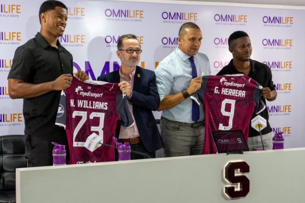 Newton Williams y Gustavo Herrera en su presentación en el Saprissa. Foto: @SaprissaOficial ·
