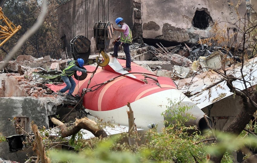Fotografía del 14 de junio de 2025 que muestra a trabajadores indios que retiran los restos del avión de Air India. Foto: EFE