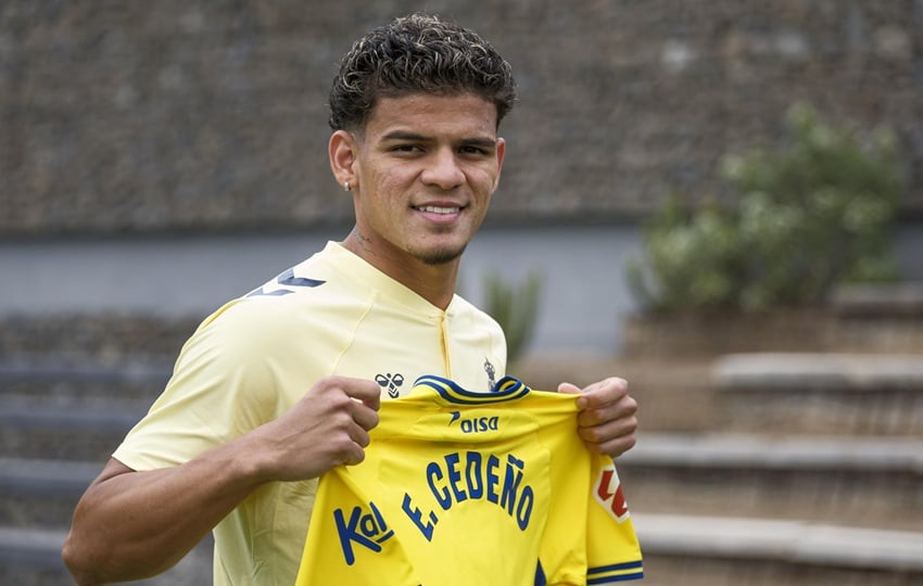 El mediocentro panameño Edward Cedeño posa con la camiseta del UD Las Palmas en el marco de su presentación este sábado. Foto: EFE