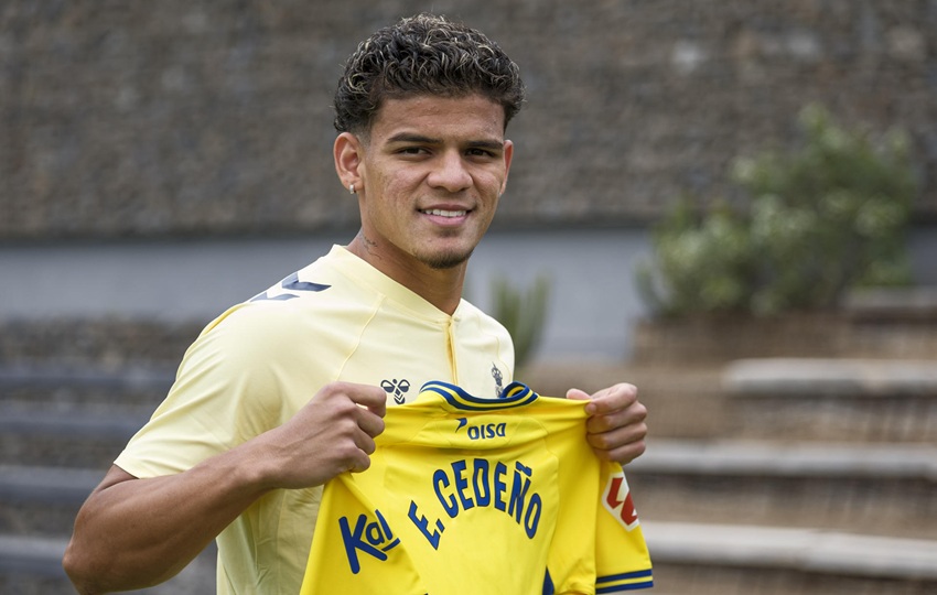 El mediocentro panameño Edward Cedeño posa con la camiseta del UD Las Palmas en el marco de su presentación este sábado. Foto: EFE