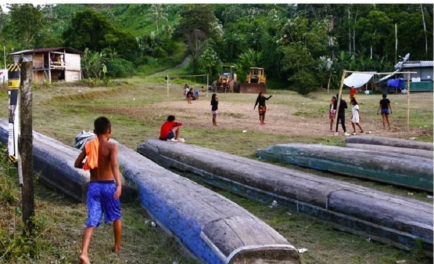 Grupo de indígenas jugando fútbol en un sector de Bajo Chiquito, cerca a la selva del Darién (Panamá). Foto: EFE/ Moncho Torres