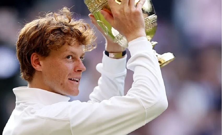 Sinner levanta el trofeo que lo acredita como campeón de Wimbledon. Foto: EFE/EPA/Tolga Akmen
