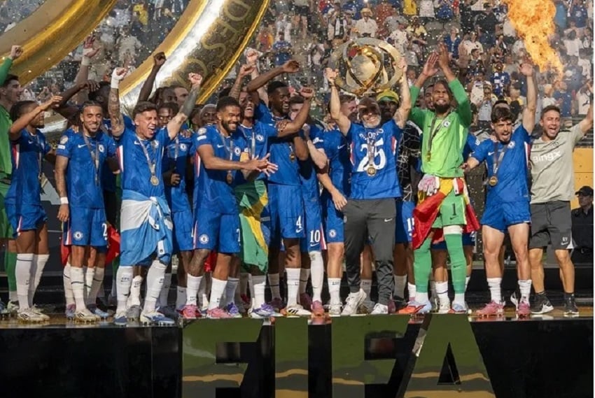 El entrenador de Chelsea Enzo Maresca (c) levanta el trofeo de campeón del Mundial de Clubes. EFE/ Ángel Colmenares