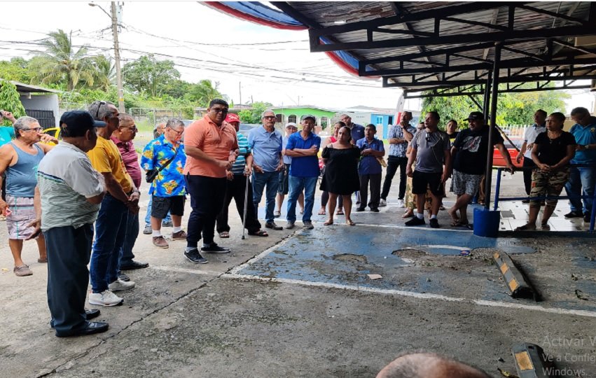 Este domingo, dueños de propiedades en San Antonio comenzaron a organizarse junto con el representante del corregimiento de Barrio Balboa, Horacio Candelaria, y presentar al Miviot su oposición al proyecto. Foto. Eric Montenegro