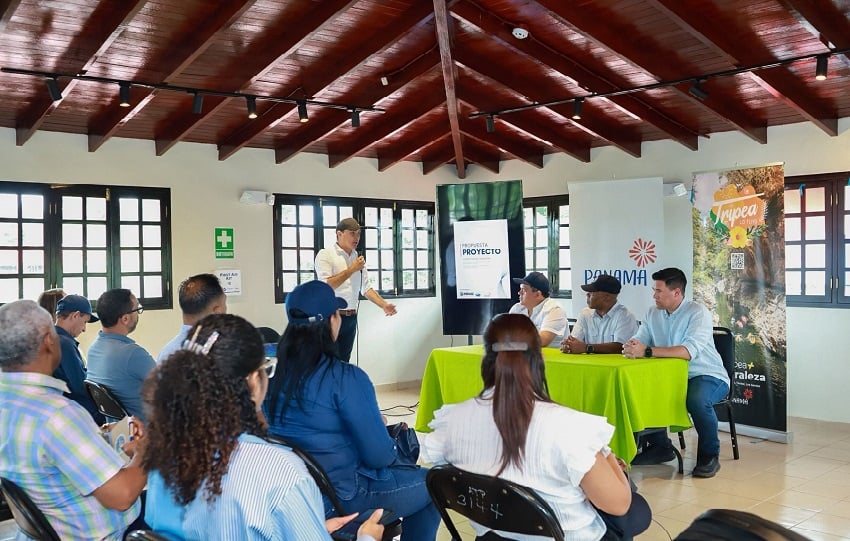 Durante la reunión se discutieron propuestas urgentes para mejorar el servicio de taxis, establecer rutas internas hacia playas y zonas turísticas. Foto. Thays Domínguez
