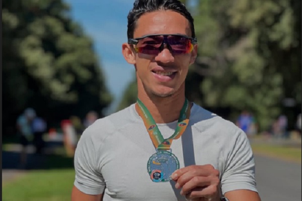 Yassir Cabrera muestra la medalla de plata obtenida en Irlanda. Foto: Instagram 