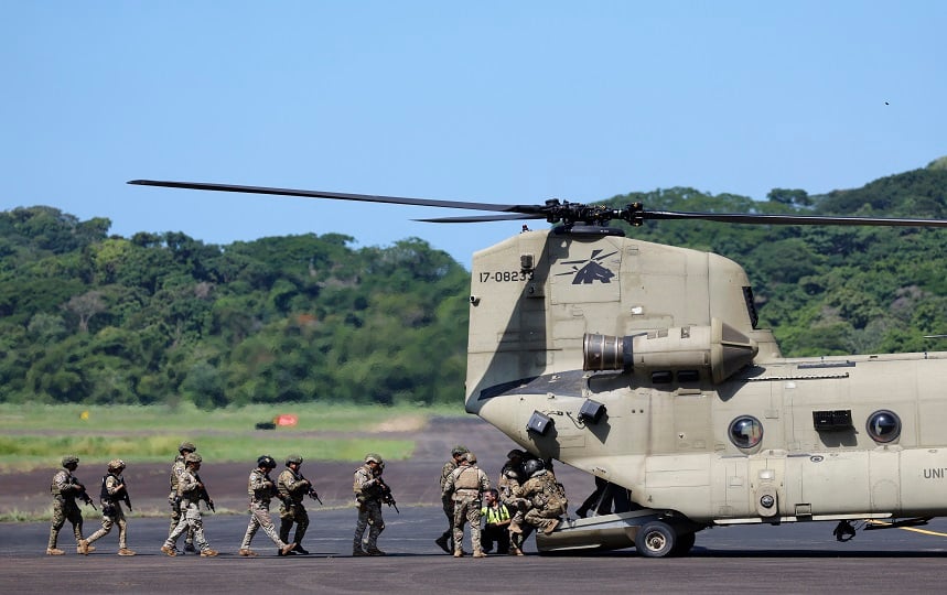 Integrantes de las Fuerzas Armadas de ambos países en la Base Aérea Teniente Octavio en Panamá Pacífico. Foto: EFE
