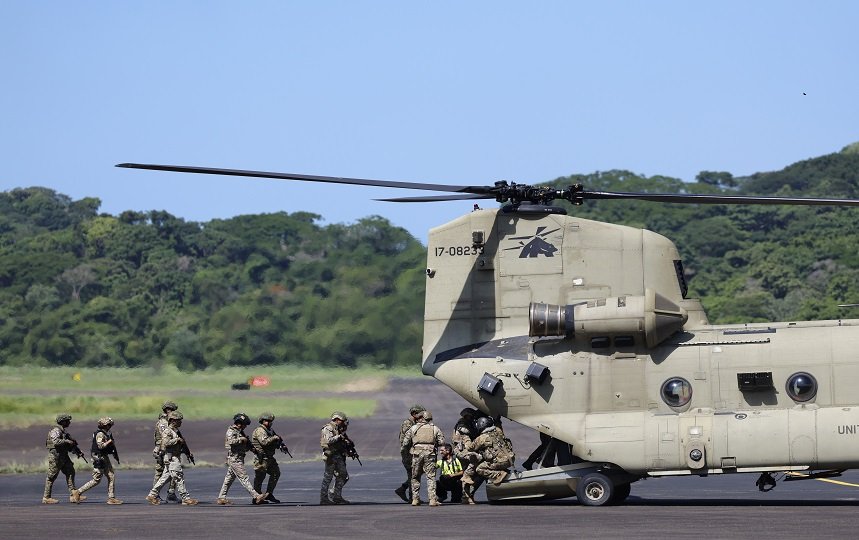 Integrantes de las Fuerzas Armadas de ambos países en la Base Aérea Teniente Octavio en Panamá Pacífico. Foto: EFE