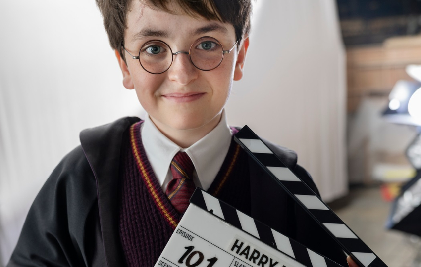 Dominic McLaughlin caracterizado como Harry Potter. Foto: EFE / Aidan Monaghan / HBO