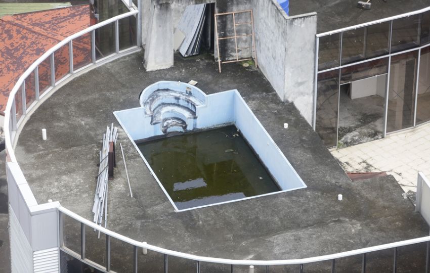 Piscina con agua estancada en un edifico abandonado en la Ciudad de Panamá. Foto: EFE
