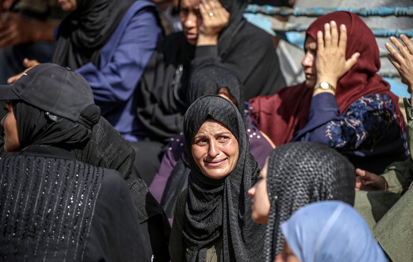 Mujeres palestinas lloran durante el funeral de sus familiares en el hospital Al-Shifa. Foto: EFE