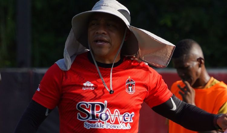 César Aguilar, técnico del Sporting SM. Foto:@sportingsmfc