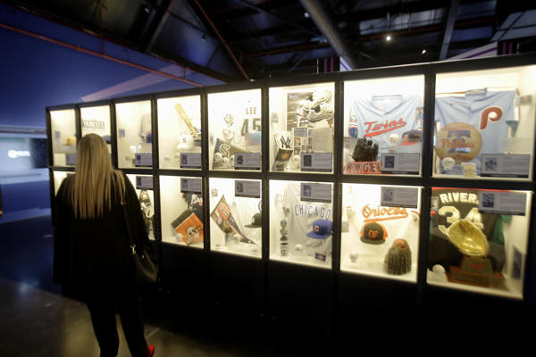 Una persona observa los artículos deportivos. Foto: EFE