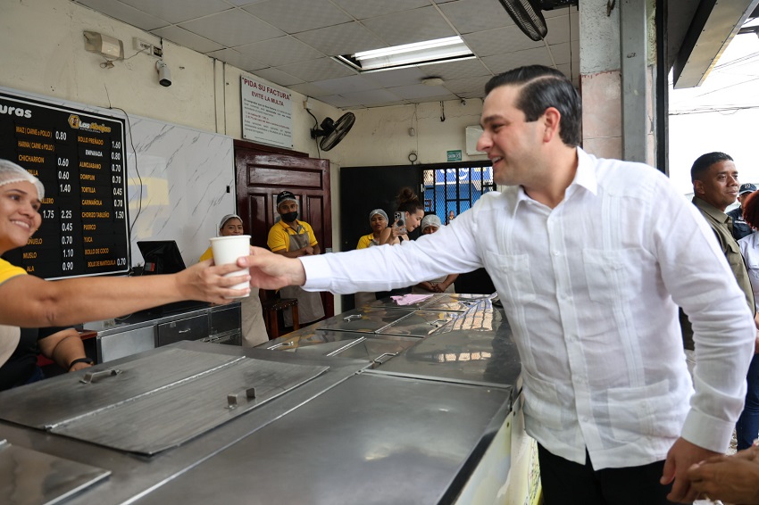 El embajador de los Estados Unidos visitó varios puntos de Panamá Oeste este viernes. Foto: Cortesía Embajada EE.UU.
