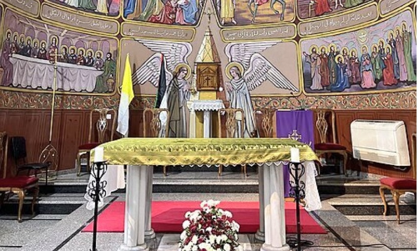 Altar de la iglesia que fue atacada el jueves, la única católica de Gaza. Foto: Internet
