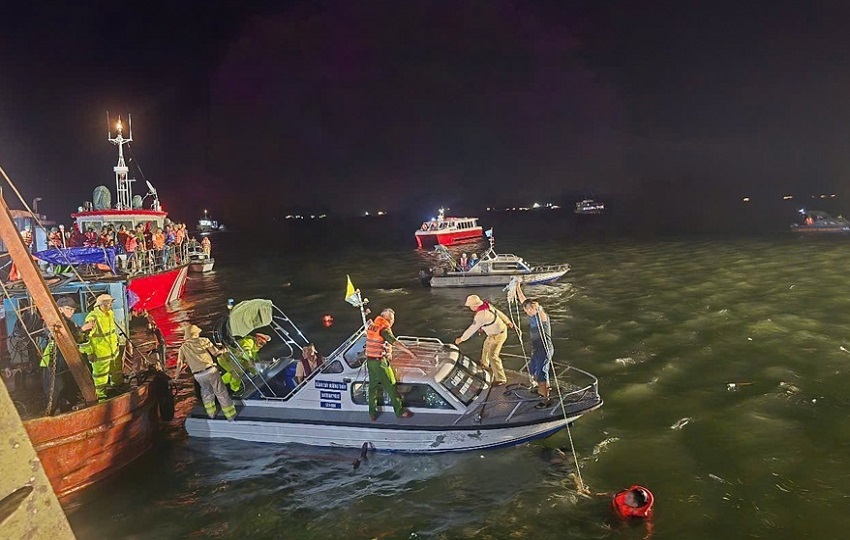 Los servicios de rescate han recuperado hasta el momento una veintena de cadáveres. Foto: EFE