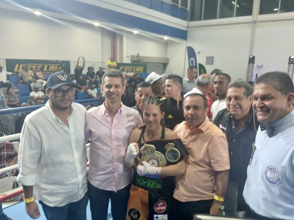 Nataly Delgado con el título supermosca interino de la AMB. Foto: Jaime Chávez