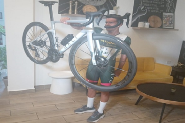 Franklin Archibold con la nueva bicicleta. Foto: Jaime Chávez