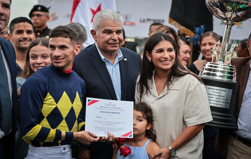 El presidente Mulino junto al jinete Jimmy Carrión. Foto: Cortesía