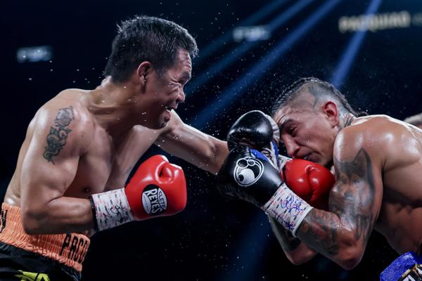 Manny Pacquio (izq.) conecta a Mario Barrios en la pelea por el título welter. Foto: EFE