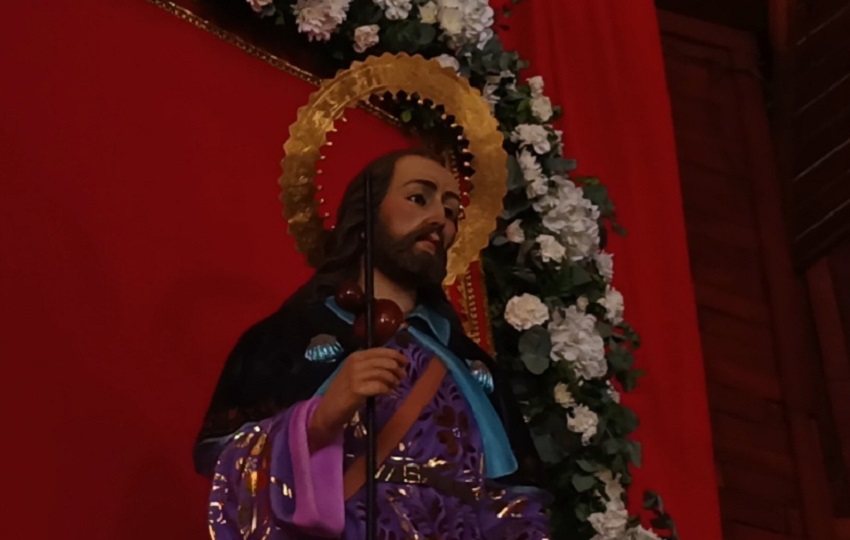 El párroco de la catedral de Santiago, Luis Fernando Flores, destacó la creciente participación de los fieles, señalando que “cada año se suman más personas a esta devoción”. Foto. Melquíades Vásquez
