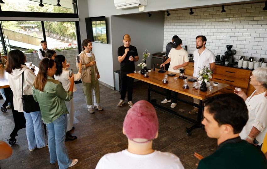 Personas participan en una cata de café en Boquete (Panamá). Foto: EFE