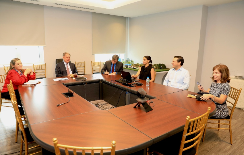 Henry Faarup, secretario del Ferrocarril de Panamá se reunió con el embajador de Estados Unidos en Panamá, Kevin Marino Cabrera.Foto: Cortesía.