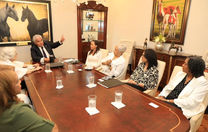 Reunión entre el presidente, José Raúl Mulino, y mujeres activistas. Foto: Cortesía