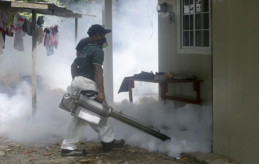 Un funcionario del Ministerio de Salud fumiga áreas de inmuebles en la zona metropolitana este miércoles, en Ciudad de Panamá (Panamá). EFE/Carlos Lemos