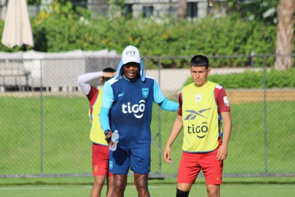 Jorge Dely (azul), durante los entrenamienos de la Sub-20. Foto: FPF