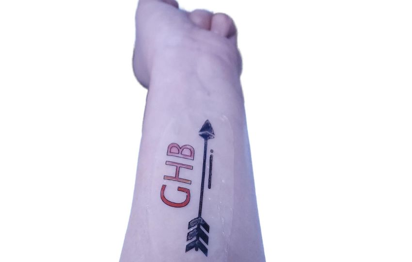 Tatuaje temporal que cambia de color tras la ingesta de una bebida que contenga droga. Foto: EFE