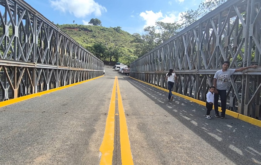El puente cuenta con todas las condiciones de seguridad para el paso vehicular y peatonal, y su puesta en funcionamiento garantiza una conexión permanente y segura. Foto. Thays Domínguez