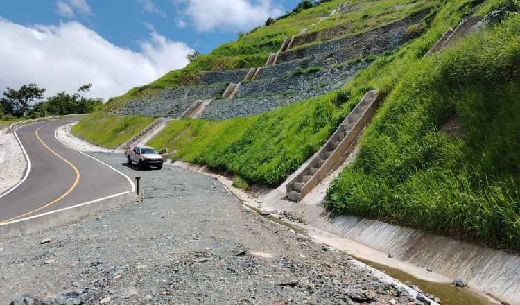 Parte de las obras que se ejecutaron para recuperar la vía.  Cortesía MOP