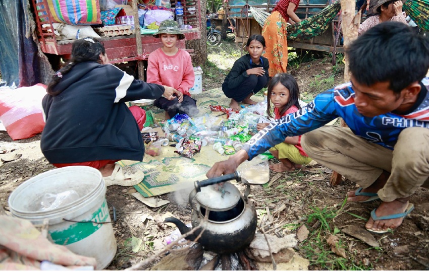 Un grupo de camboyanos desplazados por el conflicto con Tailandia. Foto: EFE