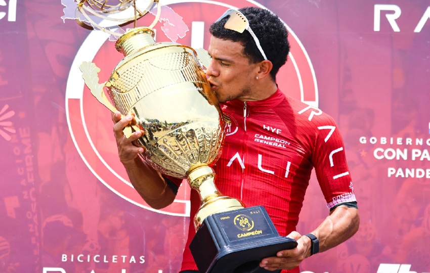 Franklin Archibold besa la copa de campeón. Foto: Cortesía/ Fepaci