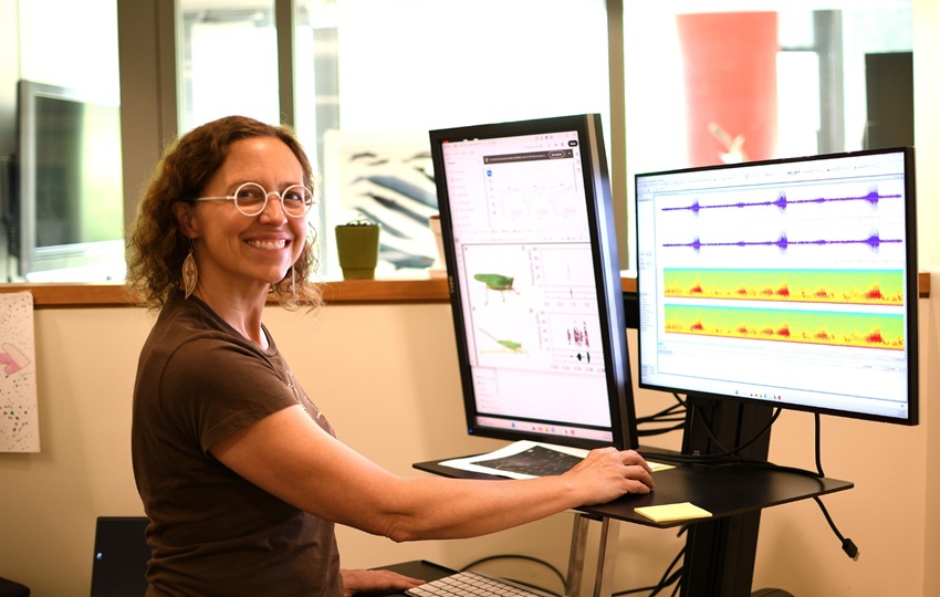 Sharon Martinson, asistente de investigación postdoctoral de la Universidad de Cornell en el K. Lisa Yang Center for Conservation Bioacoustics. Foto: Ashik Rahaman, Cornell