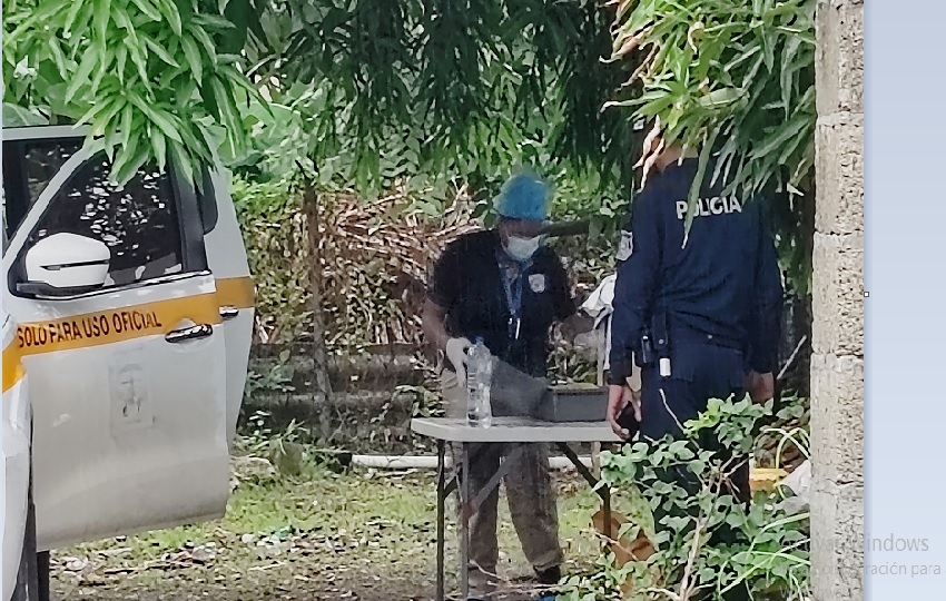 Dentro de la casa, personal de Criminalística del Ministerio Público (MP) recolectó no menos de 25 casquillos de municiones de arma de fuego. Foto. Eric Montenegro